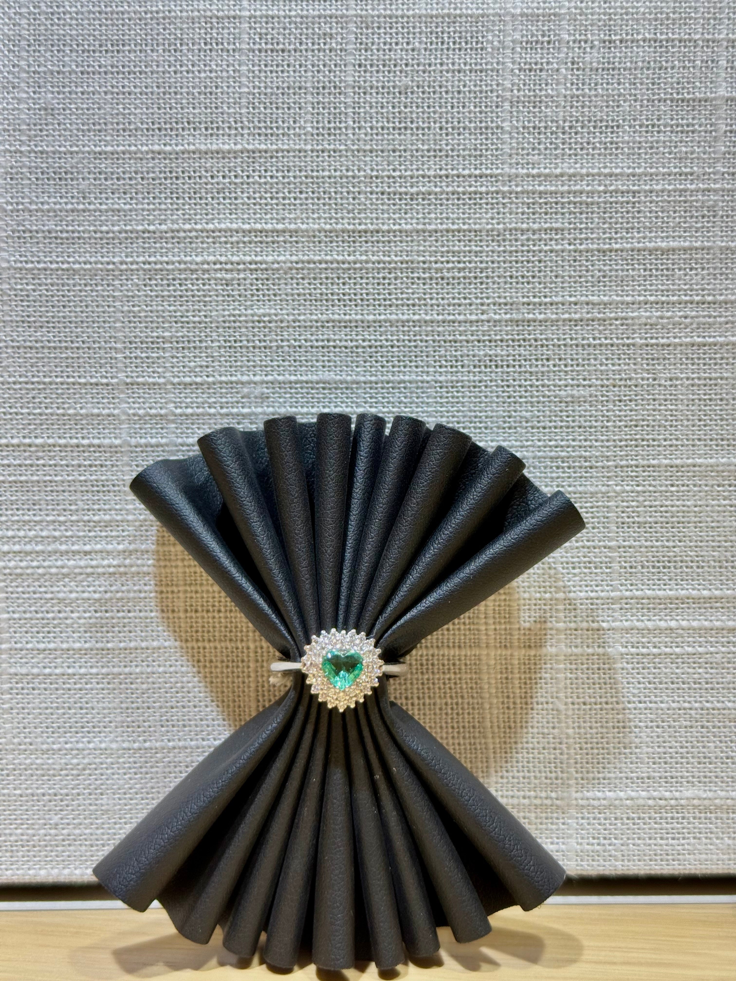 Anello in Oro con Diamanti e Smeraldo Naturale