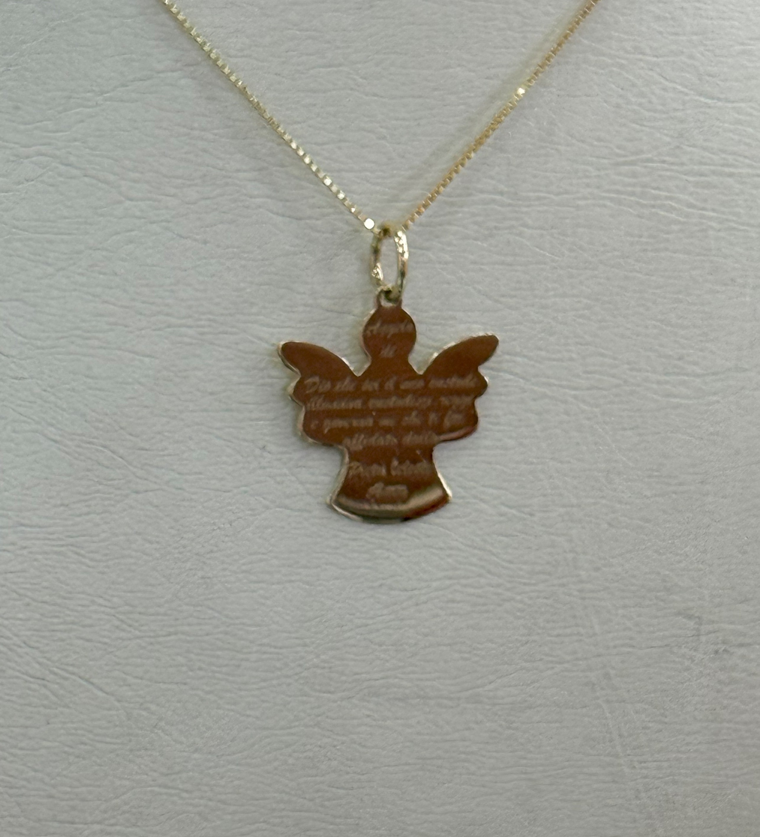 Collana Con Ciondolo Angelo Con Frase Incisa in Oro 18Kt