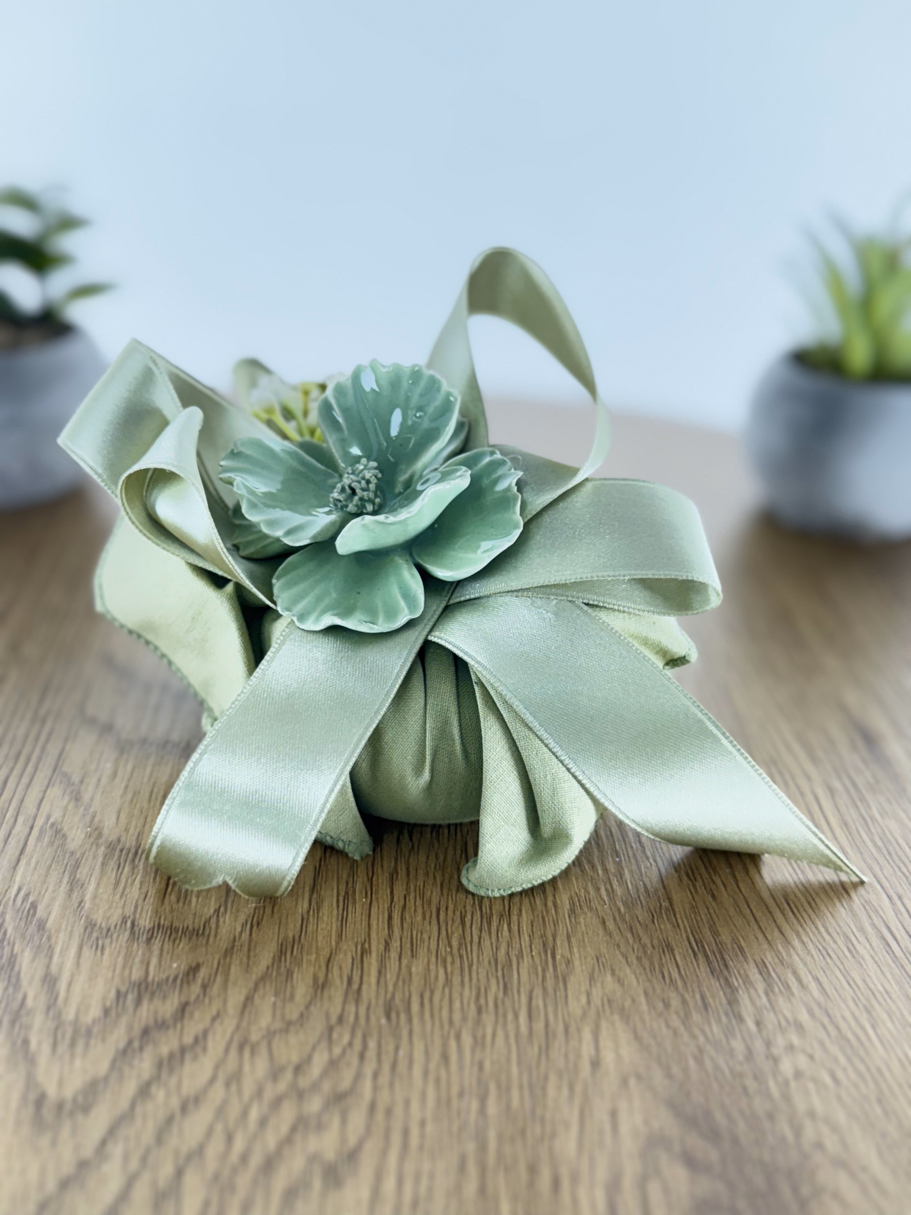 Bomboniera Con Fiore in Ceramica E Saponetta