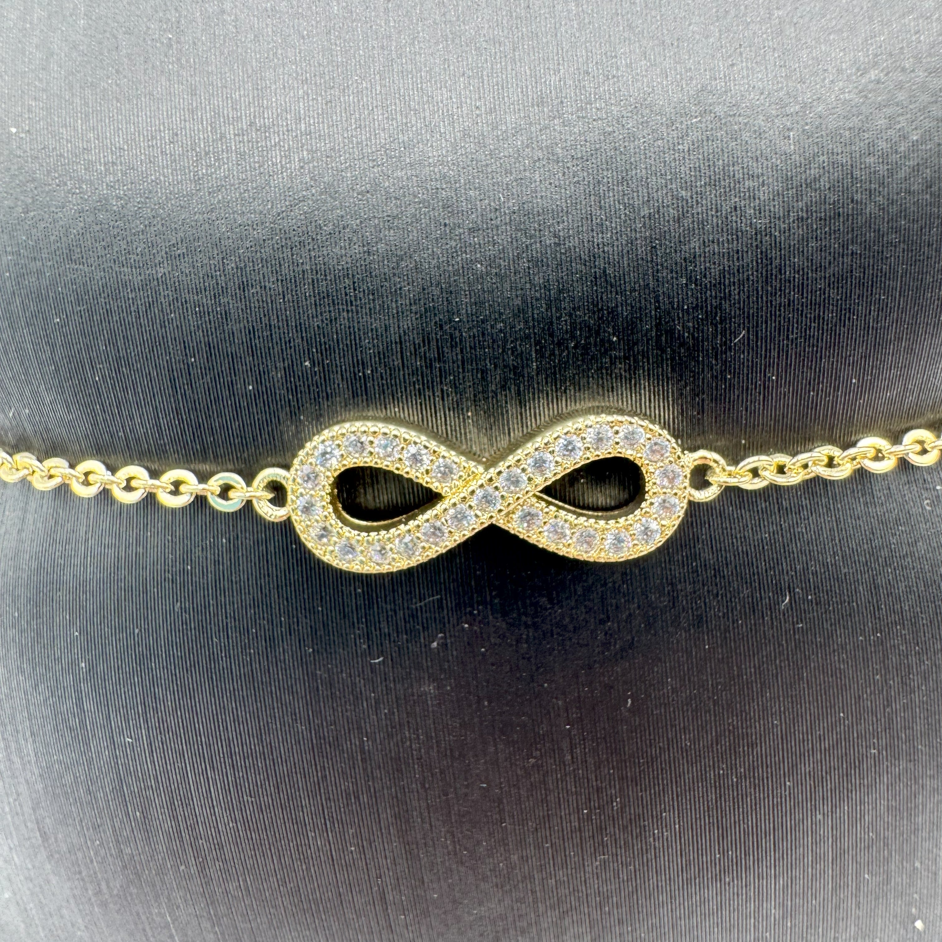 Bracciale In Acciaio Dorato Fantasia Infinito Zirconato Art.AM058G