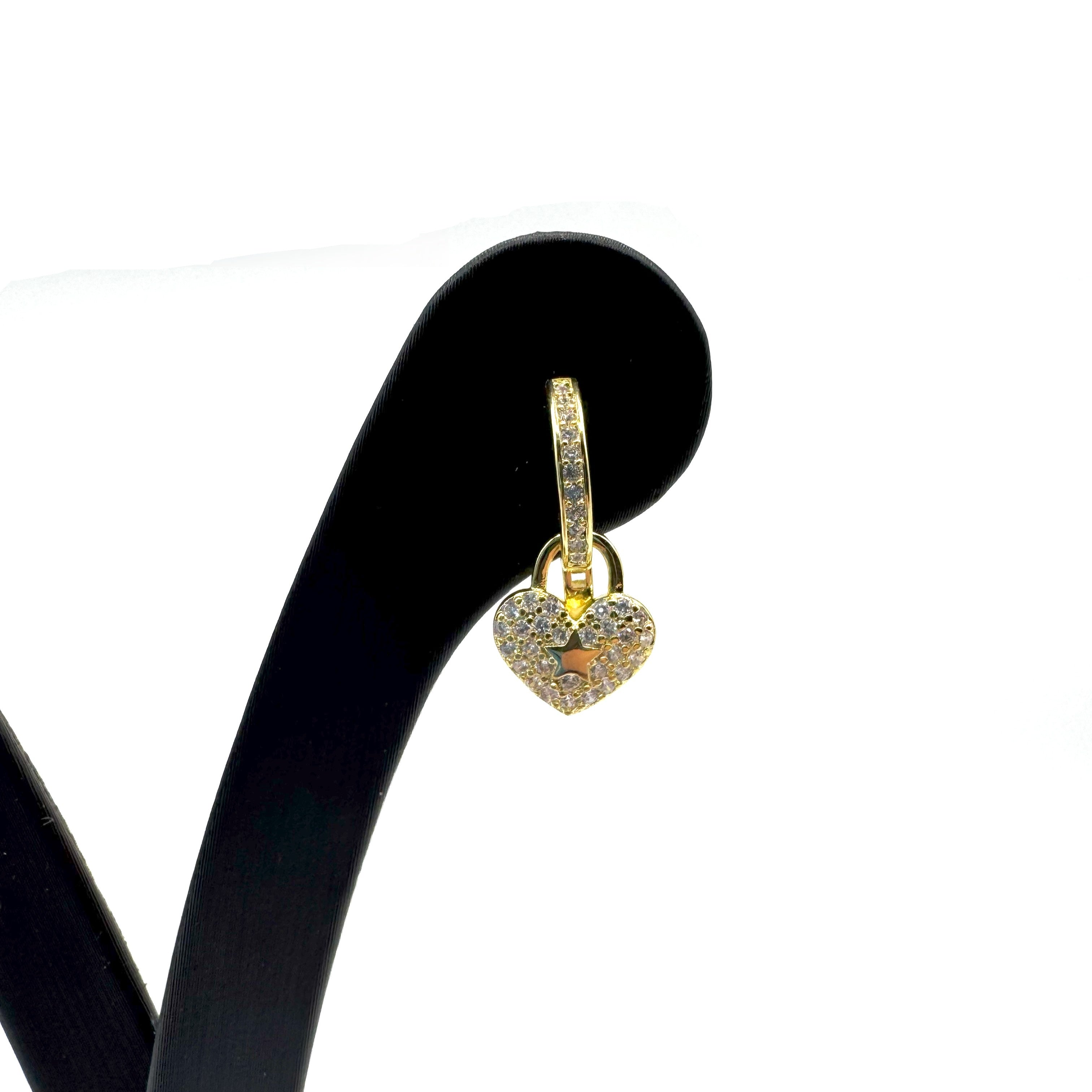 Orecchino In Acciaio Dorato fantasia Cuori Zirconati Art.AM045G
