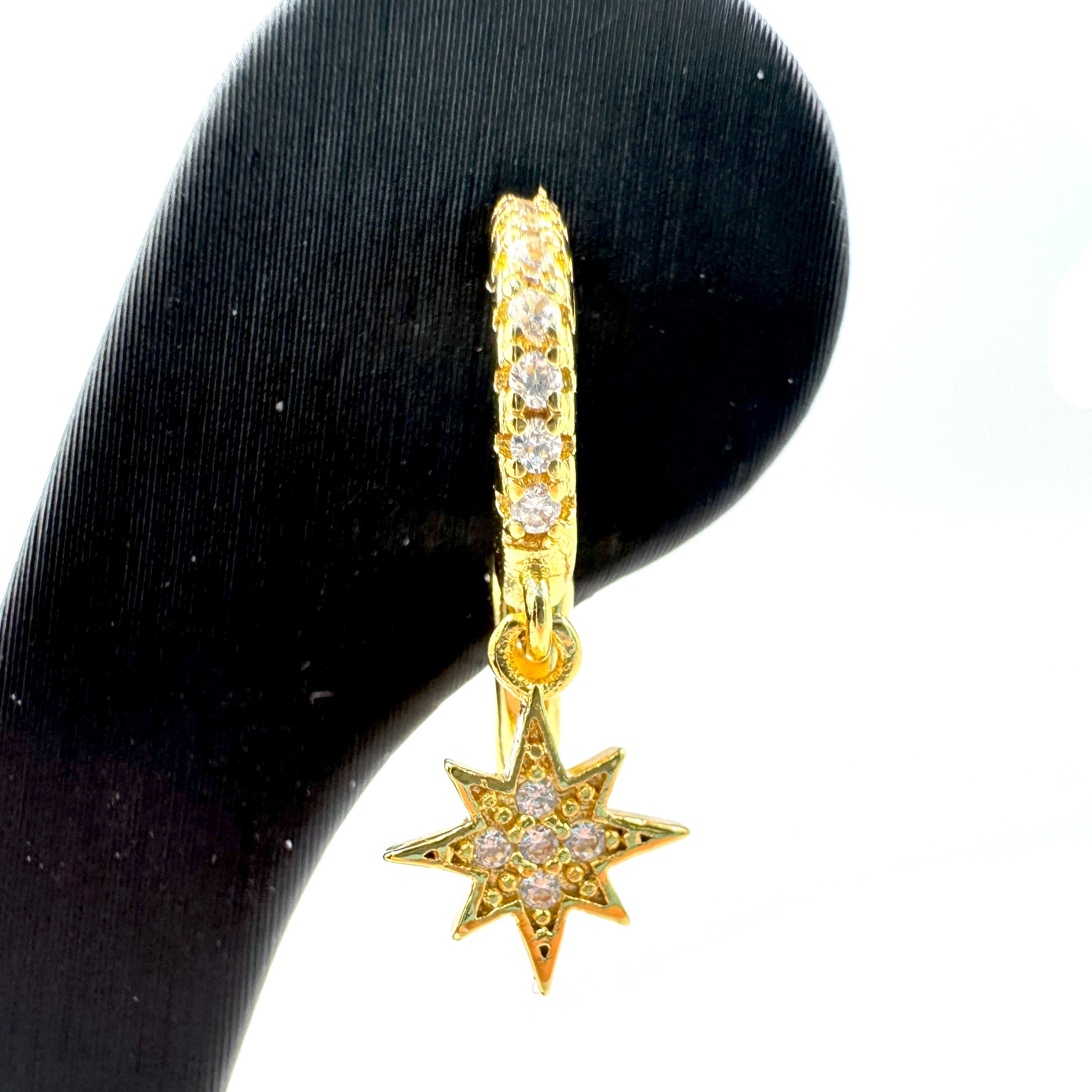 Orecchino In Acciaio Dorato A Forma Di Stella Zirconati Art.AM441G